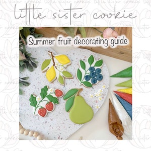 Puede incluir: Una guía para decorar galletas con diseños de frutas de verano. La guía incluye cuatro galletas decoradas con diseños de limón, arándano, fresa y pera. Las galletas están sobre un fondo blanco con mangas pasteleras y boquillas para decorar.