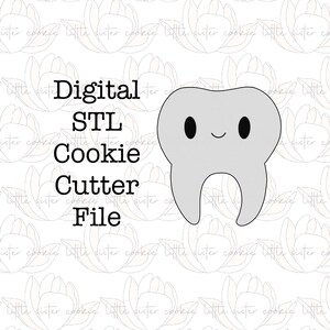 Può includere: File di cutter per biscotti STL digitale per creare un biscotto a forma di dente. Il dente ha un viso sorridente con due occhi neri.