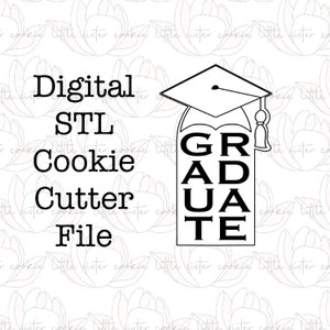 Könnte beinhalten: Schwarze und weiße digitale STL-Keksschablone für eine Abschluss-Kappe mit dem vertikal geschriebenen Wort "GRADUATE".