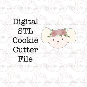 Puede incluir: Archivo de cortador de galletas STL digital para un lindo ratón con una corona floral. El ratón es blanco con orejas rosas y una nariz rosa. La corona está hecha de hojas verdes y flores rosas.