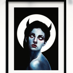 Könnte beinhalten: Ein digitales Gemälde einer Frau mit dunklen Haaren und Hörnern, ihre Haut ist blau mit weißen Flecken, sie hat weiße Augen und rote Lippen. Sie blickt nach oben und nach rechts, mit einem weißen Kreis hinter ihr.