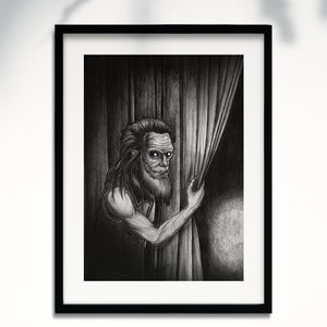 Könnte beinhalten: Eine Schwarzweißzeichnung eines Mannes mit langem Bart und langen Haaren, der hinter einem Vorhang hervorlugt. Er blickt dem Betrachter mit einem verschmitzten Lächeln entgegen.
