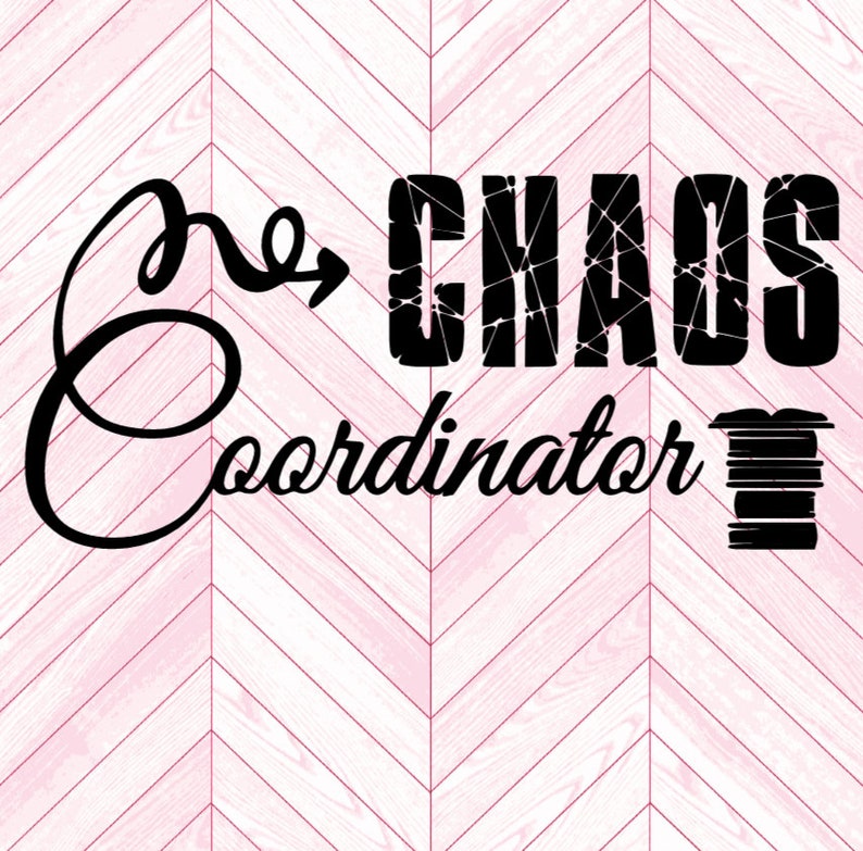 Puede incluir: Texto gr&aacute;fico en blanco y negro sobre un fondo rosa de chevron. El texto dice "Chaos Coordinator" con una flecha estilizada que apunta a la palabra "Chaos".