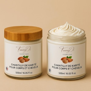 Op de afbeelding: Twee glazen potten met body- en haarcrème met witte etiketten en houten deksels. De etiketten lezen "Fanny Di" en "Chantilly de Karité Pour Corps et Cheveux". Elke pot bevat 500 ml product.