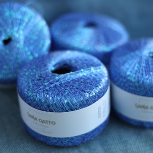 Paillettengaren, Lana Gatto-cadeau, wit glittergaren, glinsterend garen, garen met blauwpaarse pailletten, decoratieve kleine pailletten om te breien