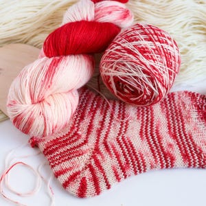 Weihnachtssockenwolle, Handgefärbte Wolle, Fingering Strickwolle, Häkelgarn Geschenk - 100g