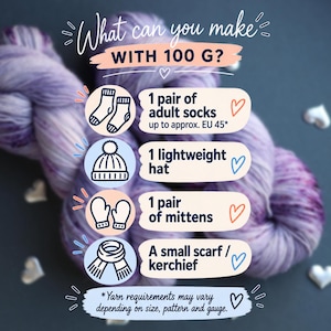 Pu&ograve; includere: Una matassa di filato screziato viola chiaro e bianco con un'infografica intitolata What can you make WITH 100 G? che elenca articoli come un paio di calzini per adulti, un berretto leggero, un paio di muffole e una piccola sciarpa.