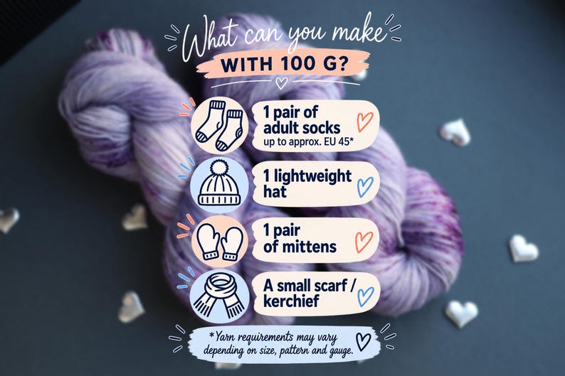 Pu&ograve; includere: Una matassa di filato screziato viola chiaro e bianco con un'infografica intitolata What can you make WITH 100 G? che elenca articoli come un paio di calzini per adulti, un berretto leggero, un paio di muffole e una piccola sciarpa.