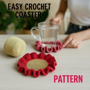 Op de afbeelding: Een rode en bruine gehaakte onderzetter in bloemvorm, met het woord "PATTERN" in roze. De afbeelding toont ook een gele gehaakte bal, een glas water en een roze onderzetter. De tekst "EASY CROCHET COASTER" staat bovenaan.