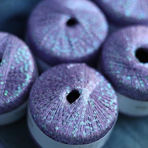 Lana Gatto Melodia, paillettengaren, wit glittergaren, glinsterend garen, garen met blauwe pailletten, decoratieve kleine pailletten om te breien