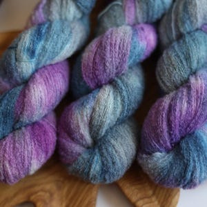 Blueberry boucle yarn, hand dyed merino boucle skein, gradient wool yarn, juicy blue yarn, boucle thread, gift for granny, gift for aunt