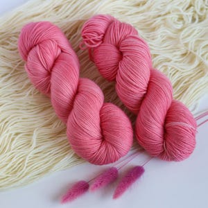 Pink Hand Dyed 100% Merino Wool Yarn – Soft Fingering Weight – Baby Safe Yarn for Knitting and Crochet Projects 100g- 300 m