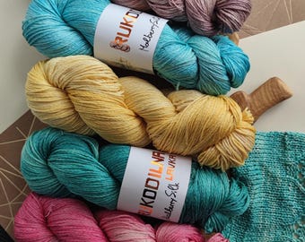100% Maulbeerseide – Handgefärbte Farbverlaufsseide – Luxus Fingering Garn zum Stricken – Sommer Projekt – Geschenk für Garnliebhaber – 330 m 100g