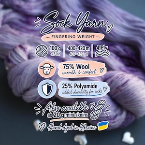 Pu&ograve; includere: Una matassa di filato per calzini viola variegato con testo sovrapposto: Sock Yarn, Fingering Weight, 100g, 400-420m, 4 capi, 75% lana, 25% poliammide, disponibile anche in mini matasse da 20g, tinto a mano in Ucraina con icona bandiera.