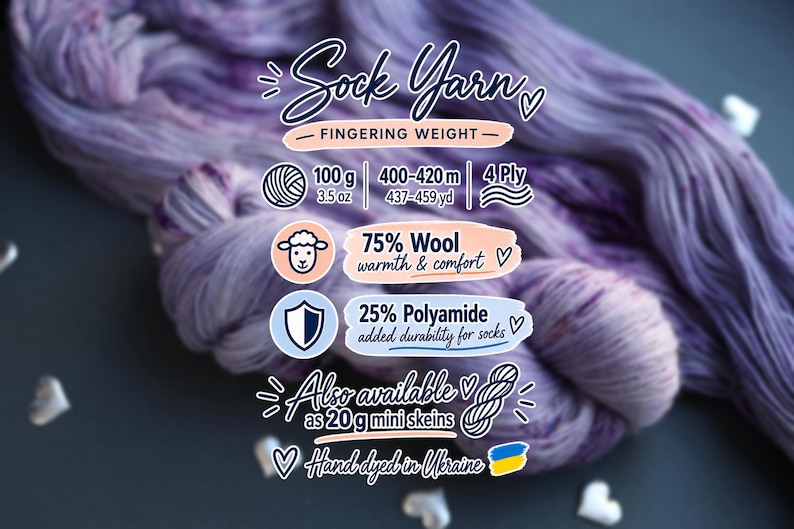 Pu&ograve; includere: Una matassa di filato per calzini viola variegato con testo sovrapposto: Sock Yarn, Fingering Weight, 100g, 400-420m, 4 capi, 75% lana, 25% poliammide, disponibile anche in mini matasse da 20g, tinto a mano in Ucraina con icona bandiera.