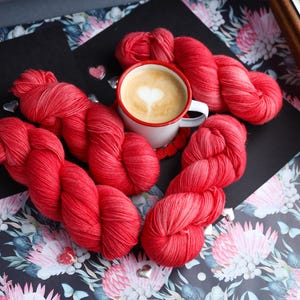Handgefärbte rote Sockenwolle: 75% Schurwolle, 400 m Strang