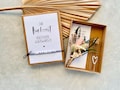 ZUR HOCHZEIT Geschenkbox mit Namenkette und Trockenblumenstrauß, Geldgeschenk für Hochzeit, personalisierte Geschenkbox, Gutschein-Box