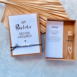 ZUM ABSCHLUSS: Geschenkbox zum Schulabschluss, Abitur, Mittlerer Reife, Bachelor, Master – Geldgeschenk Schule – personalisiert mit Namen