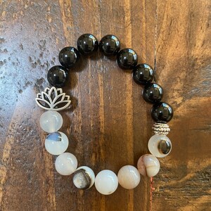 Schwarzer Onyx und BlumenAchat mit Lotus