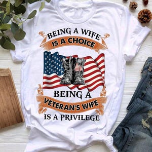 veteran Frau T-Shirt - veteran Frau Geschenk - Frau zu sein ist eine Wahl Die Frau eines veteranen zu sein ist ein Privileg