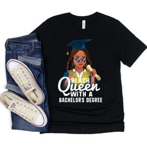 Schwarze Königin mit einem Bachelor-Abschluss-T-Shirt
