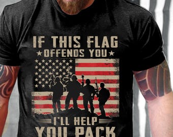Może przedstawiać: Czarna koszulka z postarzanym wzorem amerykańskiej flagi i napisem "IF THIS FLAG OFFENDS YOU, I'LL HELP YOU PACK." Grafika zawiera sylwetki żołnierzy. Okrągły dekolt.