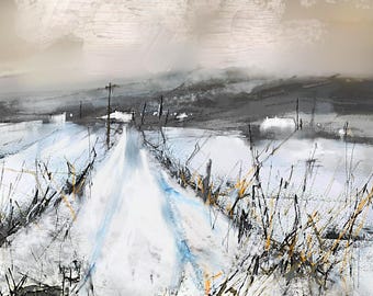 Op de afbeelding: Abstract landschapsschilderij met een besneeuwde weg die naar gebouwen en heuvels leidt. Het kunstwerk gebruikt een gedempte kleurenpalet van wit, grijs en bruin, met vleugjes blauw. De stijl doet denken aan een aquarel.