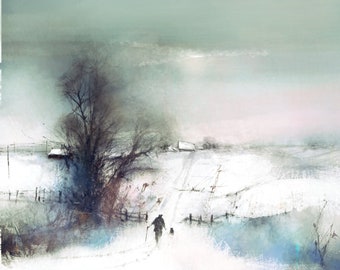 Op de afbeelding: Een aquarel schilderij van een besneeuwd landschap met een eenzame figuur die een hond over een pad leidt. De scène is gedempt van kleur met een zachte, mistige achtergrond.