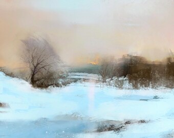 Op de afbeelding: Een abstract schilderij van een winterlandschap. De voorgrond toont een besneeuwd gebied in blauwe en witte tinten. Kale bomen en een bos bevinden zich op de achtergrond, onder een bleekoranje en blauwe lucht. Het kunstwerk roept kou en rust op.