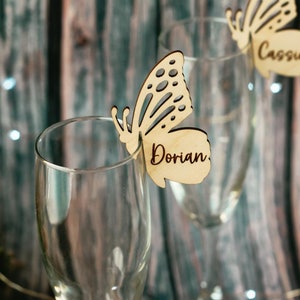 Personalisierte Schmetterling Glasanhänger - Schmetterling Glasmarker - Benutzerdefinierte Partydekoration - Hochzeit Tisch Dekor - Holz Weinanhänger - Namensschild