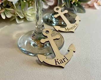 Breloques pour vin nautiques - marque-places en bois personnalisés - étiquettes de boissons en bois personnalisées - noms d'ancres - décoration de mariage nautique - cadeaux