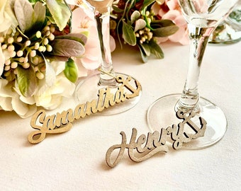 Charmes de vin nautique - Cartes de lieu en bois personnalisées - Étiquettes de boisson en bois personnalisées - Noms d’ancres - Décoration de mariage nautique - Faveurs de fête