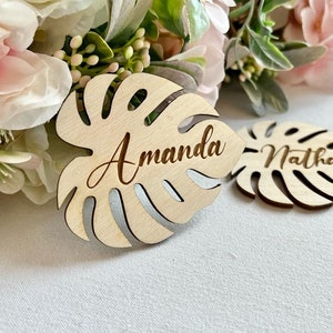 Marque-place Monstera personnalisé - marque-places personnalisés feuille de bois - décoration de table de mariage tropical - cadeau de douche