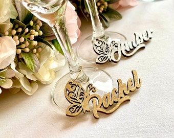 Encanto de vino mariposa personalizado - Etiqueta de nombre de copa de madera personalizada - Nombre de bebida de fiesta nupcial - Decoración de la ducha - Tarjeta de lugar de boda