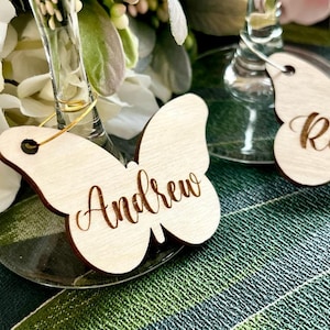 Charm personalizzato per vino farfalla - Etichetta personalizzata in vetro di legno - Nomi delle bevande per feste nuziali - Decorazione della doccia - Segnaposto di nozze