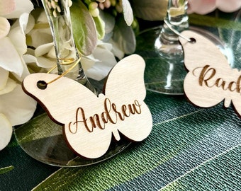 Encanto de vino mariposa personalizado - Etiqueta de nombre de copa de madera personalizada - Nombres de bebidas de fiesta nupcial - Decoración de ducha - Tarjeta de lugar de boda