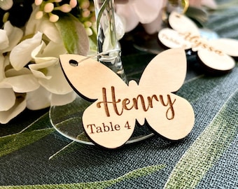 Encanto de vino mariposa personalizado - Etiqueta de nombre de copa de madera personalizada - Nombre de bebida de fiesta nupcial - Decoración de la ducha - Tarjeta de lugar de boda