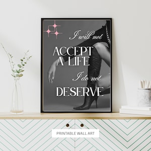 Può includere: Opera d'arte da parete con cornice nera con il testo "I will not ACCEPT A LIFE I do not DESERVE" in bianco. L'immagine presenta una persona con stivali neri. Grafica a stella rosa nell'angolo in alto a sinistra. Le parole "PRINTABLE WALL ART" sono in basso.