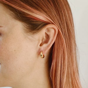 Teardrop Huggie Hoop Earrings l Gold Plated Hoops - Huggie Earring - Layering Hoops - Gold Hoop Earrings - Gold Huggie Hoop Earrings