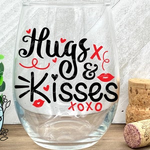 Hugs Kisses SVG Valentijnsdag SVG T-shirt ontwerp wijnglas ontwerp babyromper ontwerp Cricut silhouet digitaal knippen bestand