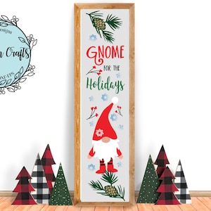 Puede incluir: Un letrero de madera con un gnomo que lleva un gorro rojo y barba blanca. El letrero dice "Gnome for the Holidays".