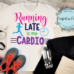 Puede incluir: Camiseta blanca con el texto "Running Late is my Cardio" en letras rosa, azul, verde y morado. Se muestra una figura corriendo en azul. Se muestra un reloj en azul con manecillas negras. El texto "Digital Designs Comfort in Crafts SVG-PNG-DXF-ETS" se muestra en un círculo azul con hojas negras.