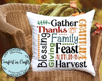 Op de afbeelding: Een wit kussen met een Thanksgiving-thema. De woorden "Gather", "Thanks", "Blessing", "Family", "Feast", "Autumn", "Harvest" en "Gratitude" zijn gerangschikt in een vierkante vorm met een pompoenafbeelding.