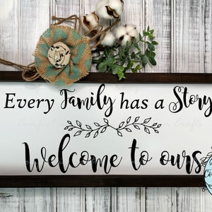 Cada família tem uma história Bem-vindo à nossa SVG Ditado inspirador Placa de boas-vindas à família Design de placa de madeira Cricut Silhouette Arquivo de corte digital