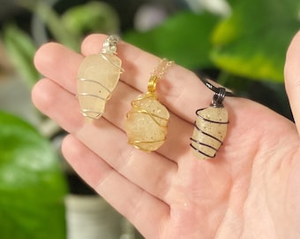 Collar de cristal del desierto libio hecho a mano con colgante de tectita envuelto en alambre