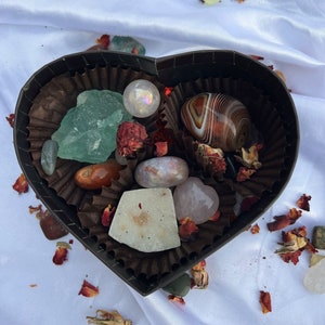 Kristallhjärtask: Intuitivt utvalda naturliga kristaller Alla hjärtans dag-present