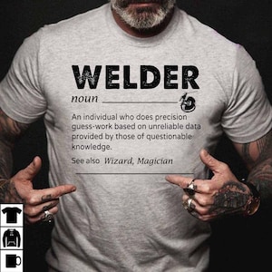 Könnte beinhalten: Ein graues T-Shirt mit dem Wort "WELDER" in schwarzer Schrift. Der Text ist definiert als "Eine Person, die präzise Schätzungen auf der Grundlage unzuverlässiger Daten vornimmt, die von Personen mit fragwürdigem Wissen geliefert werden. Siehe auch Zauberer, Magier."