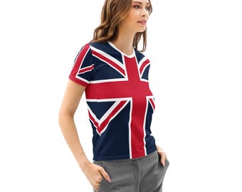Puede incluir: Una camiseta azul marino, roja y blanca con el diseño de la bandera de la Union Jack. La camiseta de manga corta tiene cuello redondo y está hecha de un material ligero. El diseño de la bandera cubre el frente y las mangas.