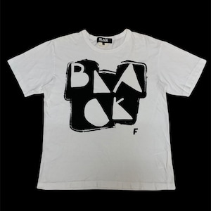 Puede incluir: Camiseta blanca con un gran gráfico negro que deletrea "BLACK" en una fuente audaz y artística. La camiseta tiene una pequeña etiqueta "BLACK" en el cuello y la letra "F" en la parte inferior. La camiseta es de material suave.