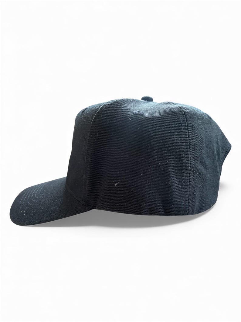 K&ouml;nnte beinhalten: Einfarbige schwarze Baseballkappe mit gebogenem Schirm. Die Kappe hat eine strukturierte Krone und einen kleinen Knopf oben. Hergestellt aus strapazierf&auml;higem Stoff, geeignet f&uuml;r den t&auml;glichen Gebrauch.